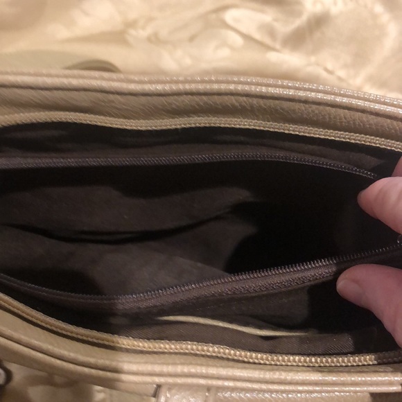 Tan purse with many pockets/compartments - Picture 11 of 16